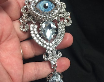 Kristallen vintage sierlijke stijl oogbol kunstbroche met een handgemaakte blauwe glazen iris en met de hand geplaatste strassteentjes!