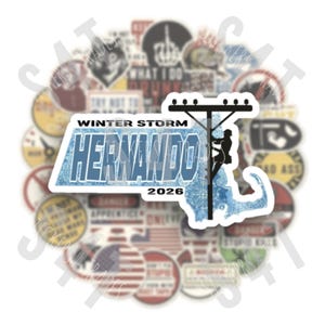 Puede incluir: Una pegatina con el texto "WINTER STORM HERNANDO 2026" en azul y blanco, que representa a un liniero en un poste de electricidad y un mapa de Massachusetts. La pegatina está rodeada de otras pegatinas.