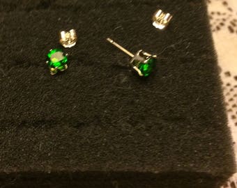 Orecchini a bottone in argento sterling con diopside di cromo naturale da 5 mm