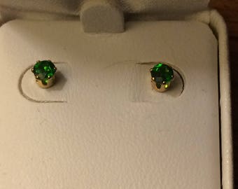 Orecchini a bottone in argento sterling placcati in oro 14k con cromo naturale diopside