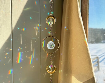 Atrapasol con cuentas de cristal de amatista, bañado en oro, etéreo, con prisma arcoíris de doble luna, piedra natal de febrero.