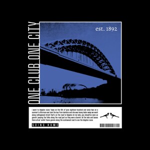 Peut inclure: Conception graphique noire et bleue avec une silhouette de pont, le texte "ONE CLUB ONE CITY" et "est. 1892." En dessous, un bloc de texte et les mots "GOING HOME" sont affich&eacute;s. Deux oiseaux sont &eacute;galement repr&eacute;sent&eacute;s.
