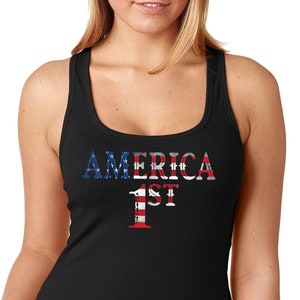 Pode incluir: Um top preto de alças com o texto "AMERICA 1ST" em letras brancas. O "1" tem a forma da bandeira americana.