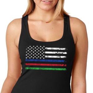 Może przedstawiać: Czarny top na ramiączkach z przetartym wzorem amerykańskiej flagi z cienkimi niebieskimi, czerwonymi i zielonymi liniami.