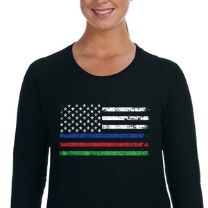 Może przedstawiać: Czarny t-shirt z długim rękawem z przetartym wzorem amerykańskiej flagi z cienką niebieską linią, czerwoną linią i zieloną linią.