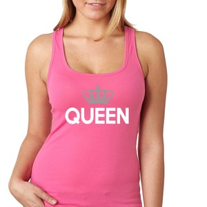 Puede incluir: Un top de tirantes rosa con una corona blanca y la palabra "QUEEN" impresa en la parte delantera.