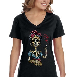 Mujer Frida Kahlo Esqueleto Pintura Sugar Skull Día de los Muertos Día de los Muertos Herencia Mexicana Flores Cuello en V Negro