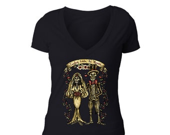 Women&#39;s Juntos Bride Groom Skeletons Sugar Skull Day of the Dead Dia de los Muertos Mexican Heritage Halloween V-Neck Black