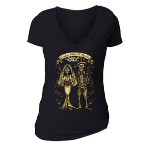 Mujeres Juntos Novio Novio Esqueletos Sugar Skull Día de los Muertos Día de los Muertos Herencia Mexicana Halloween V-Neck Negro