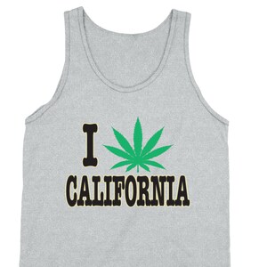 Puede incluir: Camiseta de tirantes gris con un gráfico negro que dice "Me encanta California" con una hoja de marihuana verde.