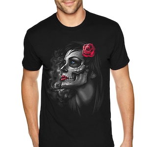 Hombres Los Muertos Chica Flores Rojas Sugar Skull Día de los Muertos Día de los Muertos Herencia Mexicana Rosa Amor Camiseta Negro