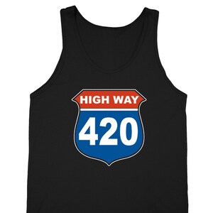 Puede incluir: Camiseta de tirantes negra con una señal de carretera roja, blanca y azul que dice "HIGHWAY 420".