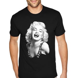 Puede incluir: Camiseta negra con una imagen en blanco y gris de Marilyn Monroe riendo.