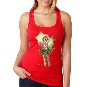 Puede incluir: Camiseta de tirantes roja con un gráfico de un hada sosteniendo una estrella. El hada tiene el pelo verde, una falda verde y alas verdes. La estrella es amarilla y naranja.