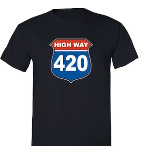 Puede incluir: Una camiseta azul marino con una señal de carretera blanca y roja que dice "HIGHWAY 420".