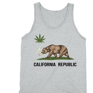 Puede incluir: Una camiseta sin mangas gris con un gráfico de la bandera del estado de California. El oso sostiene un porro de marihuana en la boca. El texto "CALIFORNIA REPUBLIC" está impreso debajo del oso.
