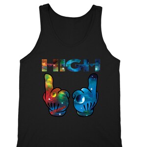 Puede incluir: Camiseta de tirantes negra con la palabra "HIGH" impresa en colores arcoíris con un patrón de galaxia. Dos manos de dibujos animados con patrones de galaxia apuntan hacia arriba.
