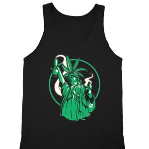 Puede incluir: Una camiseta sin mangas negra con un gráfico verde de la Estatua de la Libertad sosteniendo una pipa de agua y un porro. La Estatua de la Libertad lleva una corona verde con un diseño de hoja de marihuana.