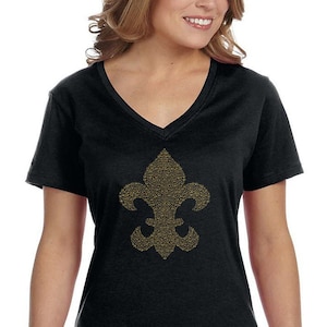 Mujer Fleur De Lis Floral Swirl Regalo Brillante Lentejuelas Lentejuelas Mardi Gras Fat Tuesday V-Neck T-Shirt
