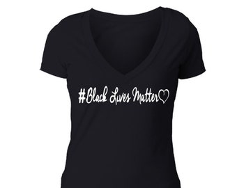 Camiseta de protesta Black Lives Matter con fuente blanca BLM para mujer, regalo político con cuello en V