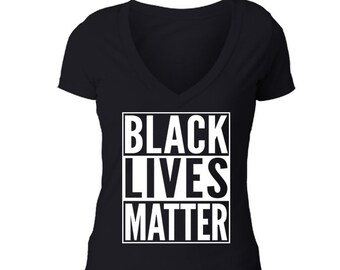 Camiseta de protesta Black Lives Matter con fuente blanca BLM para mujer, regalo político con cuello en V