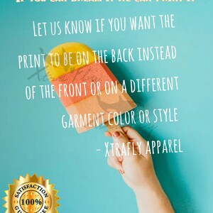 Puede incluir: Una mano sostiene un helado colorido sobre un fondo turquesa. El texto en oro y blanco dice: "IF YOU CAN DREAM IT WE CAN PRINT IT". Texto adicional ofrece opciones de personalizaci&oacute;n para la impresi&oacute;n de prendas, con una insignia dorada de "100% Satisfacci&oacute;n Garantizada".