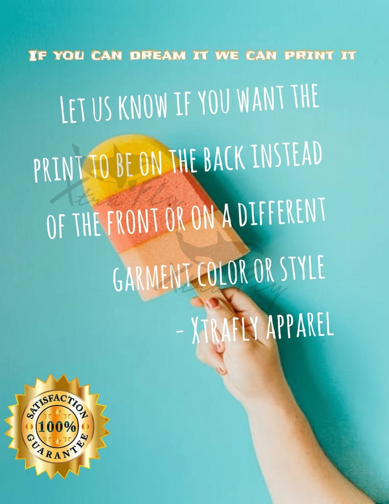 Puede incluir: Una mano sostiene un helado colorido sobre un fondo turquesa. El texto en oro y blanco dice: "IF YOU CAN DREAM IT WE CAN PRINT IT". Texto adicional ofrece opciones de personalizaci&oacute;n para la impresi&oacute;n de prendas, con una insignia dorada de "100% Satisfacci&oacute;n Garantizada".