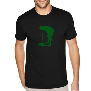 Puede incluir: Una camiseta negra con una silueta verde de una persona vomitando tréboles.