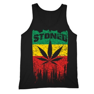 Puede incluir: Camiseta de tirantes negra con un diseño de bandera desgastada en verde, amarillo y rojo. La bandera tiene una hoja de marihuana en el centro y la palabra "STONED" en la parte superior.