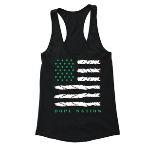 Op de afbeelding: Zwart tanktop met een afbeelding van de Amerikaanse vlag. De sterren zijn vervangen door groene cannabisbladeren en de strepen zijn witte joints. De tekst "DOPE NATION" staat eronder in het groen.