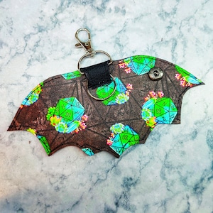Dungeons and Dragons, dnd, d20, dobbelstenen drakenvleugel sleutelhoes, sleutelhouder, sleutelhanger, gotisch cadeau, sleutelhanger, accessoire, alternatieve housewarming