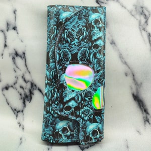 Cartera calavera, calaveras y rosas azul turquesa, estilo alternativo, regalo de bolso hecho a mano, cartera gótica, accesorios emo, punk gótico