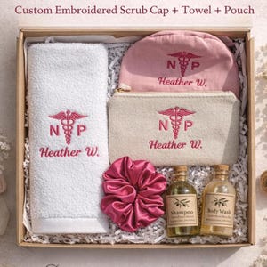 Può includere: Una confezione regalo contenente un asciugamano bianco, una cuffia chirurgica rosa e una pochette beige, tutti ricamati con un caduceo rosa e la scritta "NP Heather W.". Include anche un elastico per capelli in raso rosa scuro e due flaconi di shampoo e bagnoschiuma.