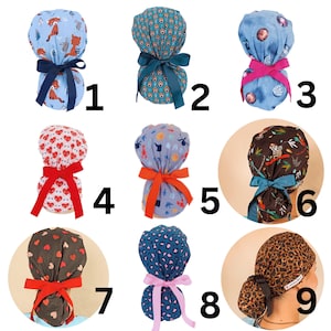 44 Satin gefütterte Scrub Caps Pferdeschwanz chirurgische Cap Frauen Alltag Helden Shop Frau Scrub Hat Krankenschwester Cap mit Knöpfen Geschenk für Zahnärzte Fun Caps
