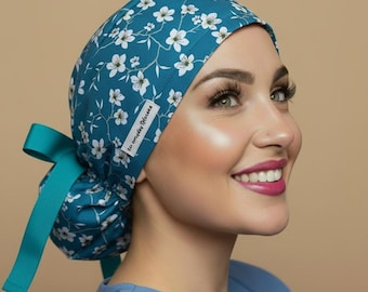 Almond Floral Womens Scrubcaps Chirurgische Kappe Pferdeschwanz Satin gefütterte Scrub Cap Medizinisch personalisiertes Geschenk für Ärzte Abschlussgeschenk für Krankenschwester.