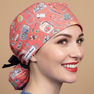 Cuffia chirurgica per igiene dentale rosa per donna, cuffia per infermiera con coda di cavallo, bottoni, monogramma ricamato, regalo personalizzato