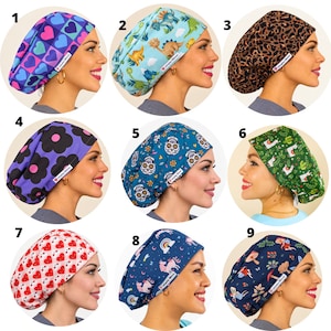 Puede incluir: Una colección de nueve gorros quirúrgicos con varios patrones que incluyen corazones, dinosaurios, estampado de leopardo, flores, calaveras, llamas y unicornios. Cada gorro tiene una pequeña etiqueta de tela blanca con texto.