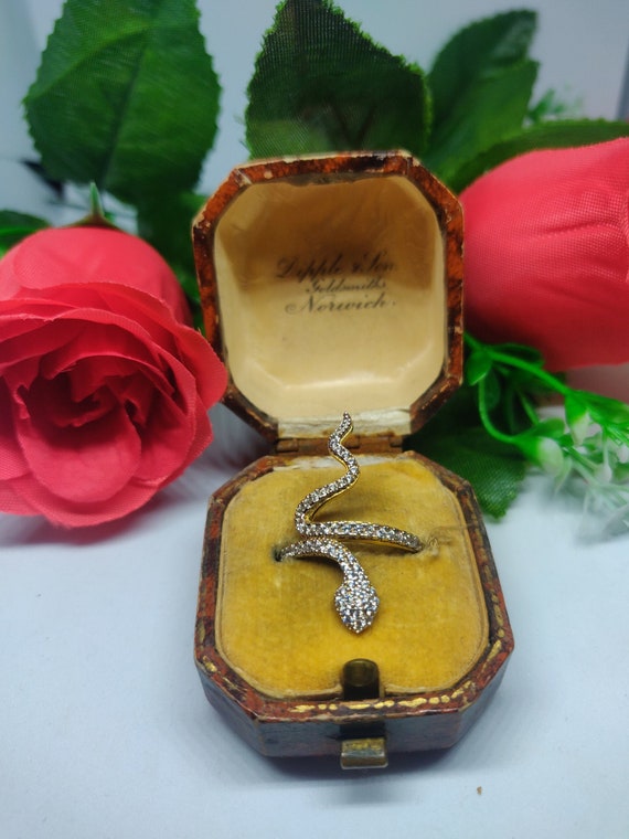 9ct Gold CZ snake ring. Sparkly animal ring. state