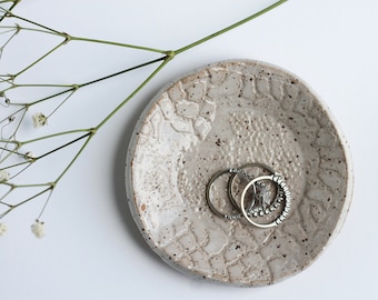 Weiße Ringschale, Verlobungsgeschenk, Schmucktablett