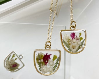 Blooming necklace - Real flowers -dry florals- charm necklace -gift for her-gold or silver, delicate, bouquet, resin