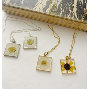 pressed flower necklace-daisy flower-square necklaces- happiness joyful jewelry- meaningful gift for her- handmade jewelry- flower charm