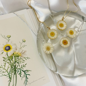 Real pressed flower necklace- white daisy flower jewelry-preserved nature l- botanical jewelry -handmade daisy necklace- joy meaningful