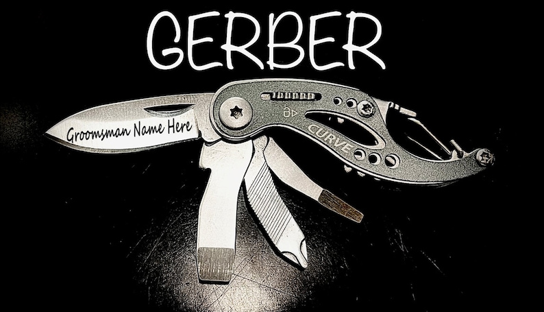 K&ouml;nnte beinhalten: Ein silbernes Gerber Multitool mit schwarzem Griff und einer Vielzahl von Werkzeugen, darunter ein Messer, eine Zange und ein Schraubendreher. Das Werkzeug ist mit dem Text "Groomysman Name Here" graviert.