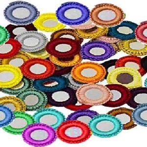 Puede incluir: Surtido de espejos redondos cubiertos de tela de varios colores con un pequeño espejo redondo en el centro de cada uno. Los espejos son de varios colores, incluyendo rojo, amarillo, azul, verde y morado.