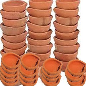 Peut inclure: Un ensemble de 40 lampes à huile en terre cuite diya, lampes à huile traditionnelles indiennes, disposées en piles de 10. Les diyas sont de couleur brun rougeâtre et ont une forme arrondie avec une petite ouverture en haut pour la mèche.