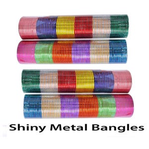 Puede incluir: Cuatro paquetes de pulseras de metal brillante en varios colores, incluyendo rosa, morado, dorado, rojo, verde y azul. Las pulseras están cuidadosamente dispuestas y envueltas en plástico transparente. El texto "Shiny Metal Bangles" se muestra en la parte inferior.