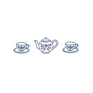 Peut inclure: Illustration brodée bleue d'un service à thé sur fond blanc. L'ensemble comprend une théière et deux tasses avec soucoupes. Chaque pièce est décorée de motifs floraux.