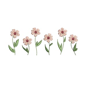 Peut inclure: Motif floral brodé avec six fleurs aux pétales rose clair et aux centres rouge foncé. Les fleurs ont des tiges et des feuilles vertes, le tout sur fond blanc. Le motif est probablement destiné à des projets de broderie ou d'appliqué.