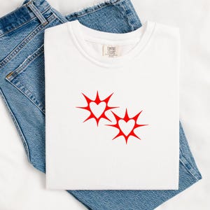 Desenho de bordado de coração pontiagudo, arquivo de bordado de coração tribal Y2K, padrão PES em estilo tatuagem minimalista e arrojado.