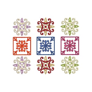 Peut inclure: Neuf carreaux décoratifs brodés de différentes couleurs, dont le rouge, le bleu, le rose et le vert. Chaque carreau présente un motif floral ou ornemental, de forme carrée ou circulaire. Les carreaux sont disposés en grille sur fond blanc.